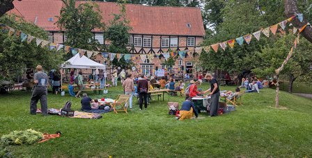 Blick auf das Fest mit Wimpelkette im Vordergrund